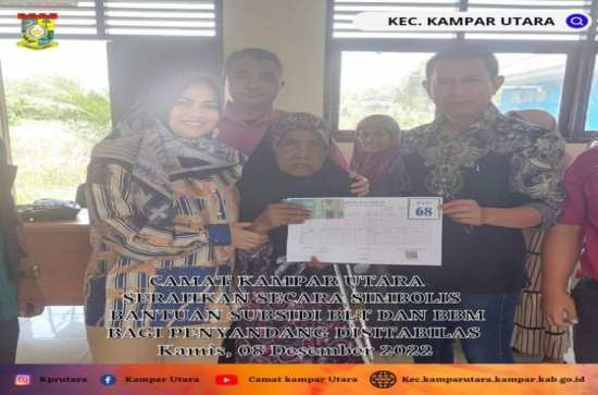 Camat Kampar Utara Serahkan Secara Simbolis Kepada Penerima Subsidi BLT dan BBM