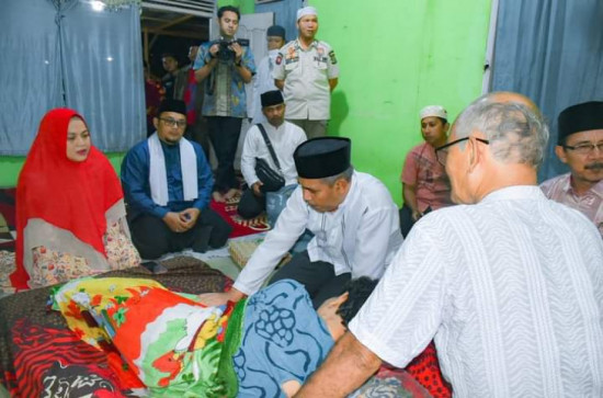 Usai Safari Ramadhan PJ. Bupati Kampar Sempatkan Jenguk Warga Yang Sedang Sakit
