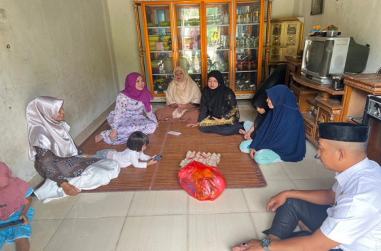 Program Peduli Tetangga, camat, Kades dan Rombongan Bagikan Sembako Kerumah Warga