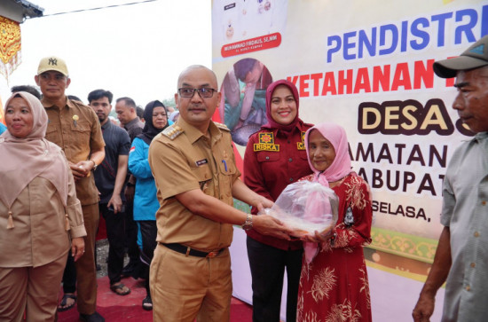 Camat Kampar Utara dan Pj Bupati Kampar Distribusikan Ikan Jelawat Untuk Tingkatkan Gizi Masyarakat