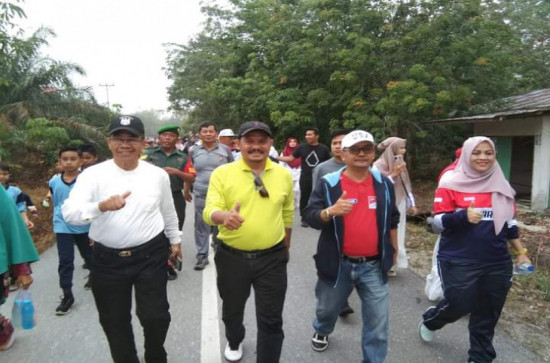 PJ. Bupati Kampar Lepas Ribuan Peserta Jalan Santai di Dampingi Camat Kampar Utara