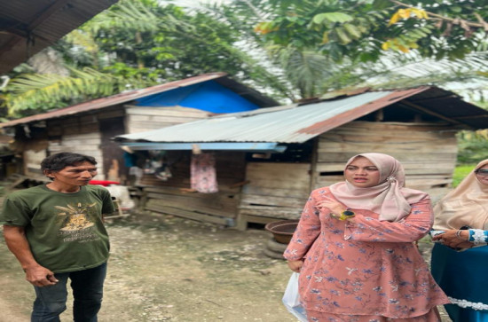 Camat Kampar Utara Jonguok Tetangga Tinjau Rumah Warga Kurang Mampu