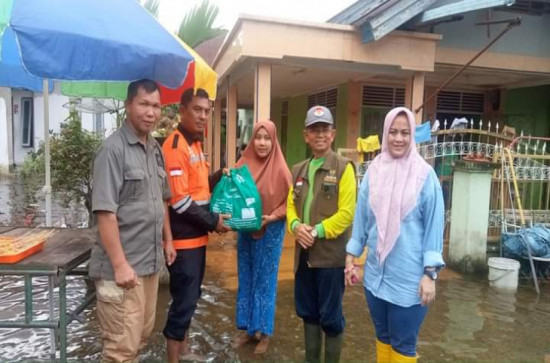 Camat Kampar Utara Dampingi Baznas Kampar ke Lokasi Banjir Untuk Pendistribusian Sembako