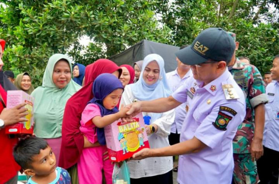 Camat Dampingi Pj Bupati Kampar Tinjau Korban Banjir dan Serahkan Secara Simbolis Bantuan 3 Desa