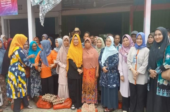 Camat Dampingi Pj Ketua TP PKK Kampar Meninjau Sekaligus Memberi Bantuan Untuk Korban Banjir
