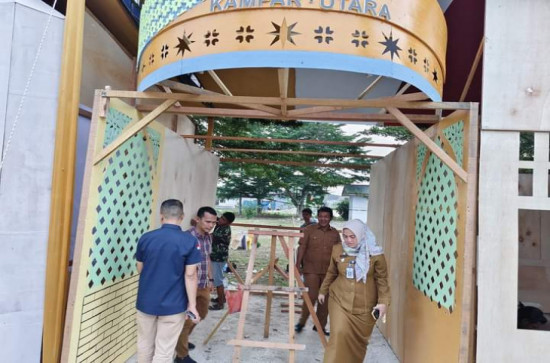 Camat Kampar Utara Tinjau Persiapan Stand MTQ ke-53 di Perhentian Raja Bersama Kepala Desa