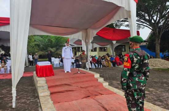 Camat Kampar Utara Bertindak Sebagai Inspektur Upacara Peringatan HUT RI Ke-79 di kantor camat