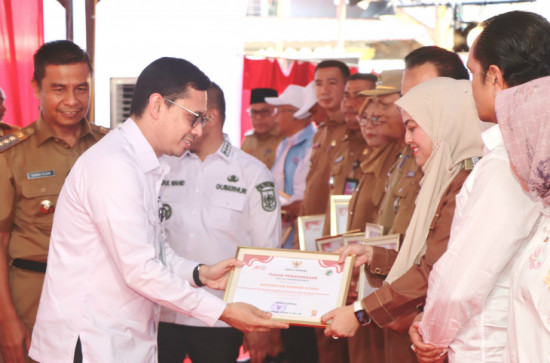 Kecamatan Kampar Utara Raih Penghargaan sebagai Kecamatan Tercepat Bentuk Koperasi Desa Merah Putih