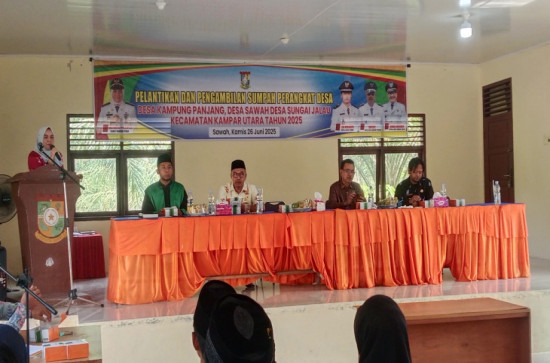 PELANTIKAN PERANGKAT DESA : CAMAT TEKANKAN LOYALITAS DAN KINERJA UNTUK KEMAJUAN DESA