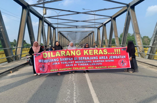 Sinergi Dua Kecamatan Bersihkan Jembatan Penghubung Airtiris - Kampung Panjang!