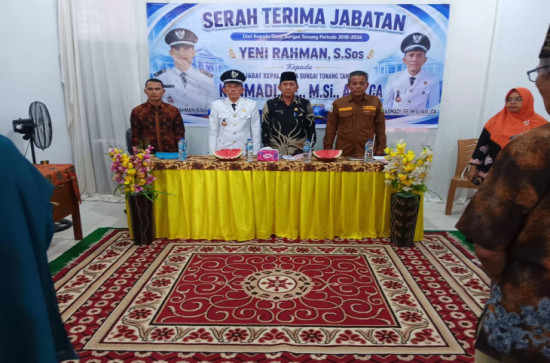 Serah Terima Jabatan dari Yeni Rahman kepada Penjabat Kades Kasmadi